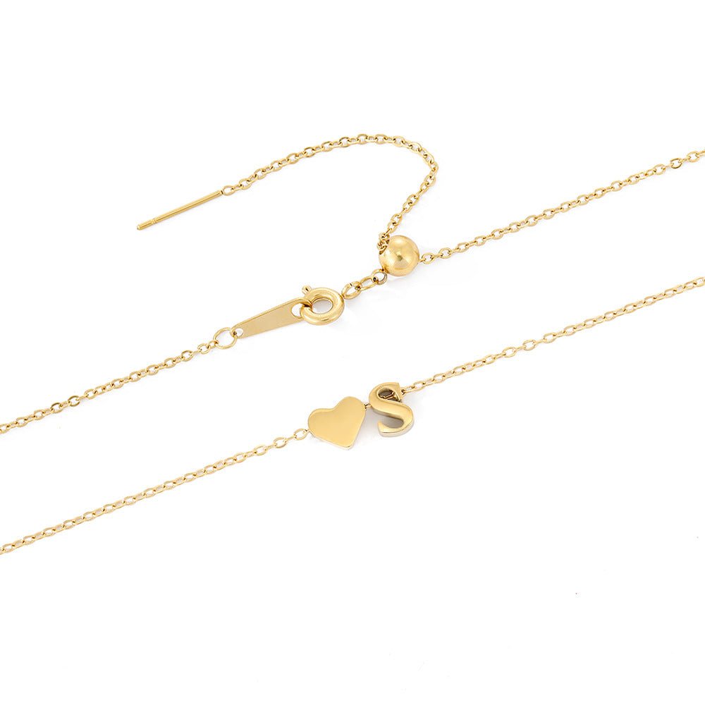 Lila | Złocisty Naszyjnik z Płaską Literką i Serduszkiem - Pootivo
