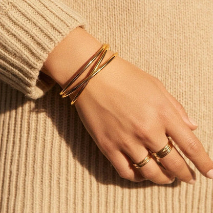 Sloane | Krzyżowana Pozłacana Bransoletka Bangle - Pootivo