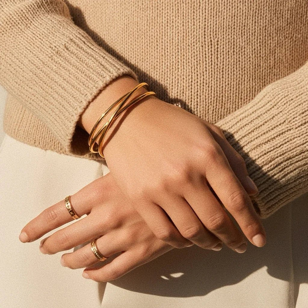 Sloane | Krzyżowana Pozłacana Bransoletka Bangle - Pootivo